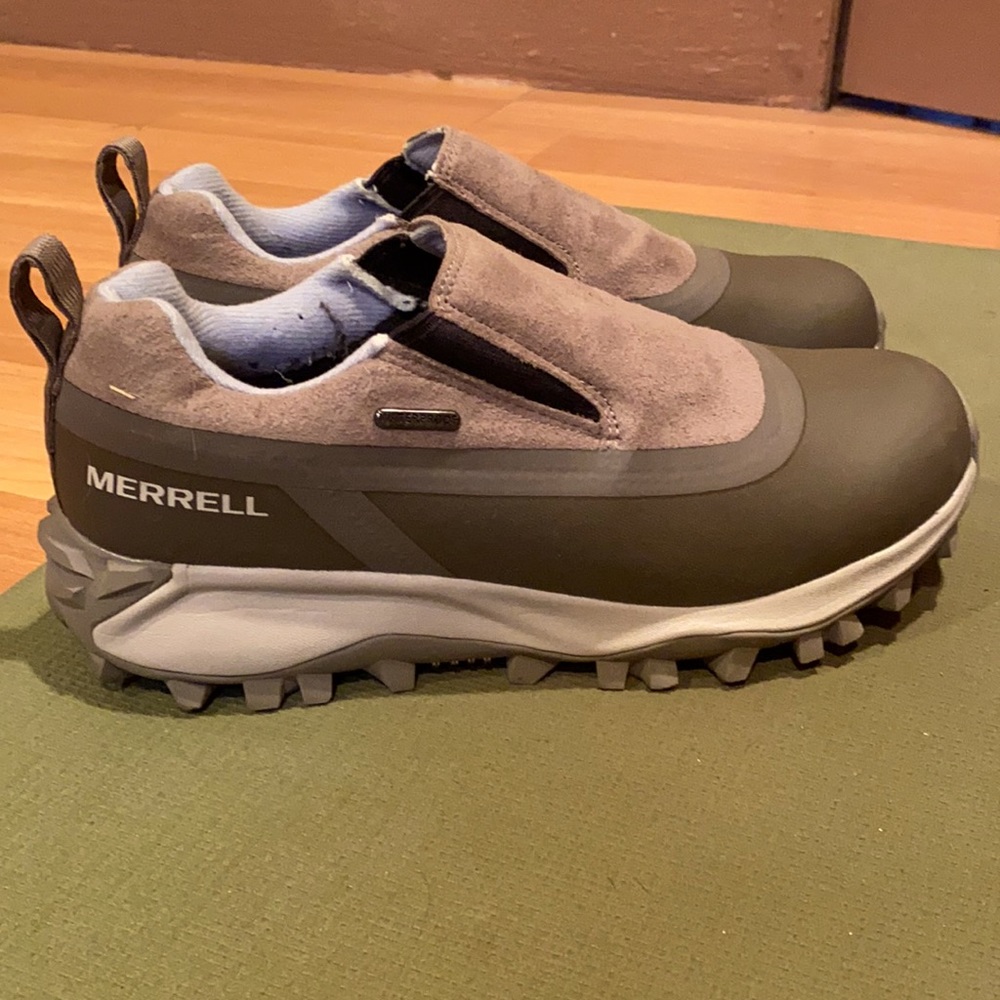 Merrell snowdrift thermal moc. Slip on and waterproof. 7.5 US 38 euro.
